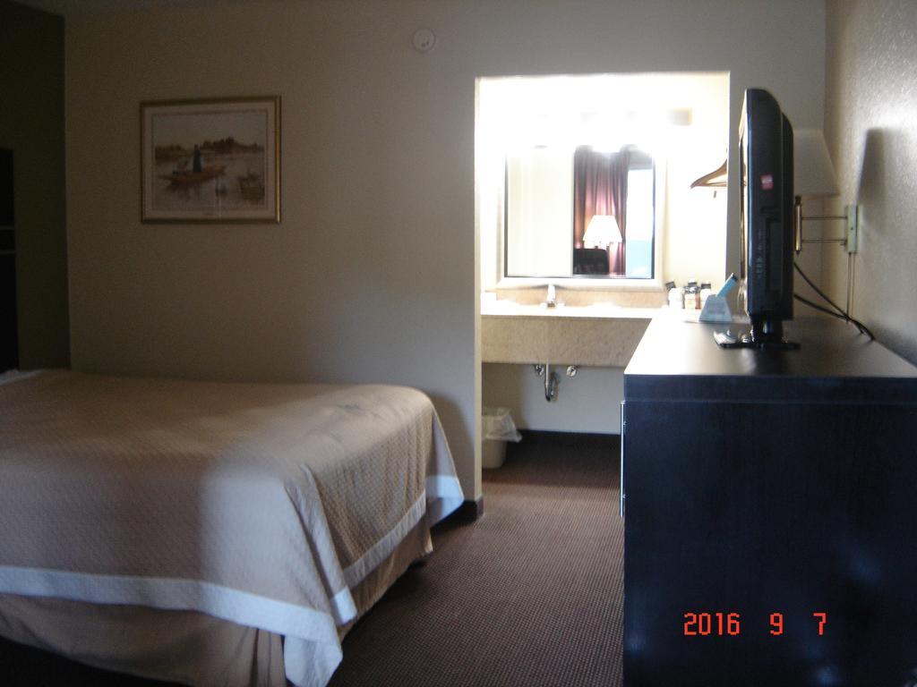 Days Inn Oil City Conference Center Kültér fotó