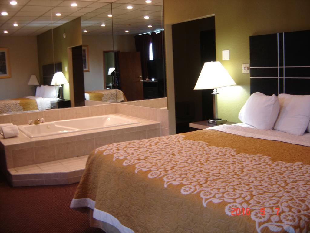 Days Inn Oil City Conference Center Kültér fotó