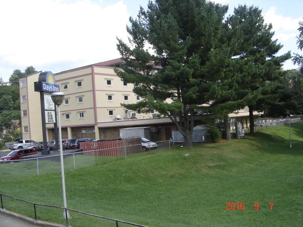Days Inn Oil City Conference Center Kültér fotó
