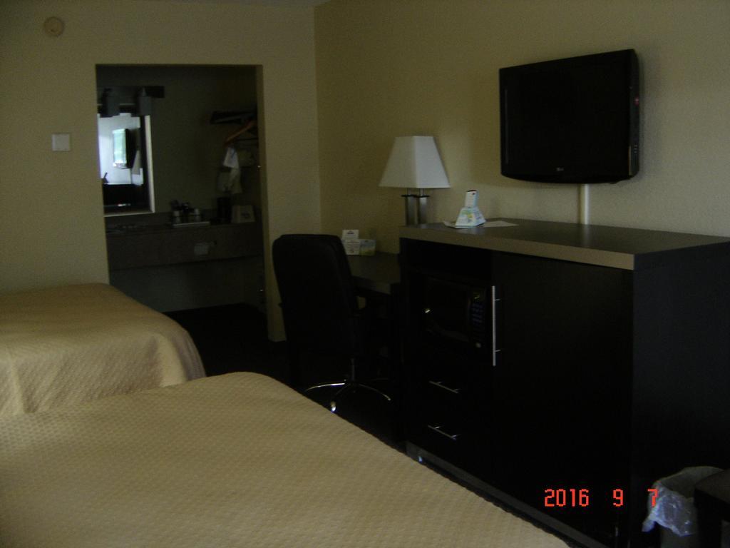 Days Inn Oil City Conference Center Kültér fotó
